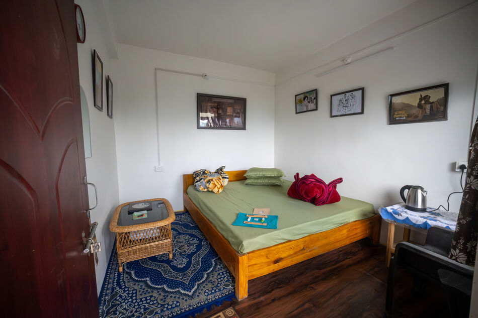 Darjeeling Jomjomat room